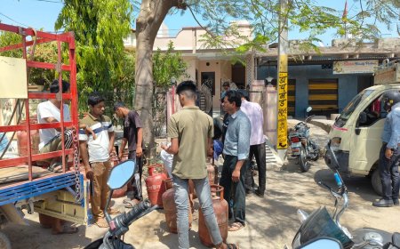 गैस एजेंसी की मनमानी, होम डिलीवरी के बजाय सड़क पर वितरण; गैस एजेंसियों की लापरवाही से आमजन में फैल रहा भ्रम
