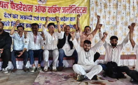 आईएफडब्ल्यूजे (IFWJ) के आह्वान पर शहीद स्मारक पर जुटा पत्रकारों का सैलाब, अनिश्चितकालीन धरना शुरू