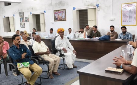 गांव में रात्रि चौपाल कर ग्रामीणों को किया जागरूक