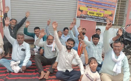 कठूमर में सहकारी समितियों के कर्मचारियों का धरना जारी, सरकार पर अनदेखी के आरोप