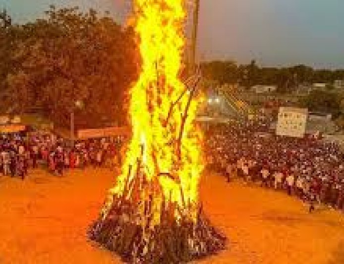 होलिका दहन 2 मार्च को... ज्योतिषाचार्यों ने बताई सही तिथि, जानें शुभ मुहूर्त और भद्रा काल