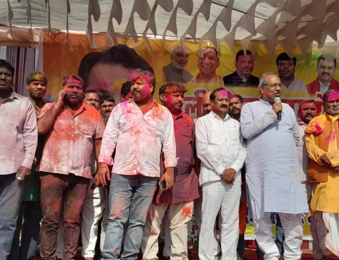 विधायक सरवन निषाद के आवास पर कैबिनेट मंत्री डॉ. संजय निषाद ने खेली सद्भाव की होली