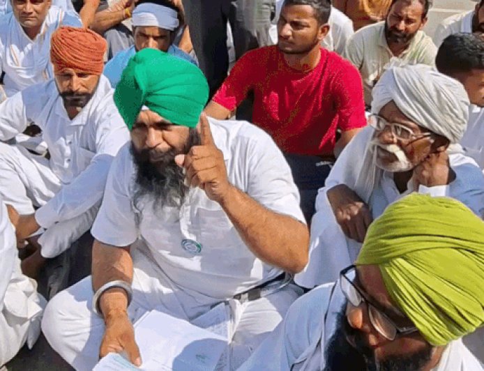 श्रीगंगानगर में कलेक्ट्रेट बाहर किसानों का प्रदर्शन:बोले- व्यापारी किसानों के करोड़ों रुपए लेकर विदेश भाग रहे, अभी तक नहीं मिला गाजर का भुगतान