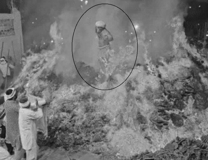 धधकती आग, 25 फीट ऊंची लपटें और बीच से निकलते 'प्रह्लाद', मथुरा का वो चमत्कार जिसे देख दुनिया दंग रह गई