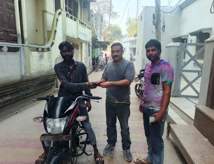 दातागंज में मानवता की मिसाल: नीरज वर्मा ने लौटाया रुपयों से भरा 5G मोबाइल, पेश की ईमानदारी की अनूठी मिसाल