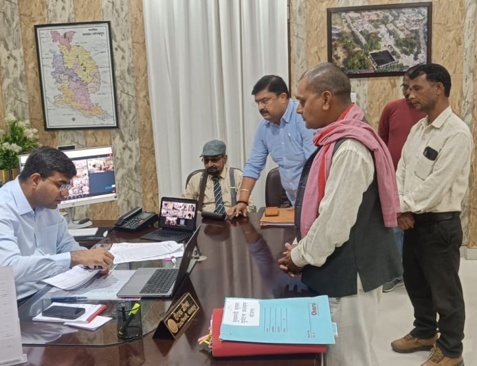 डीएम  ने सुनीं जनता की समस्याएं; बोले- 'गैस और ईंधन की कोई कमी नहीं, कालाबाजारी करने वालों पर होगी जेल'