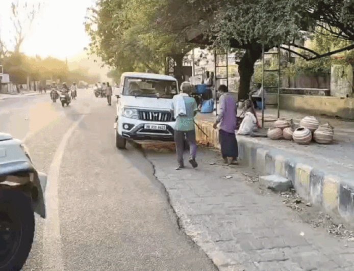 दुकान का ताला दिनदहाड़े तोड़ रहे चोर को पकड़ा:पड़ोसियों ने दी मालिक को सूचना, पुलिस ने हिरासत में लिया