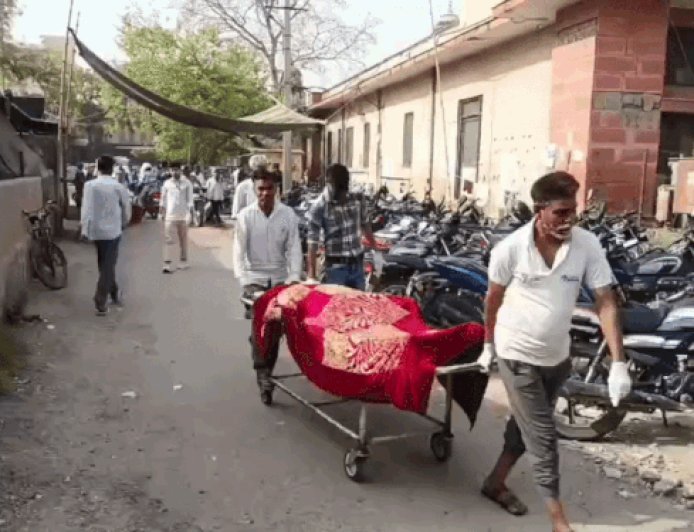 अलवर में 2 मंजिला छत से गिरा मजदूर,मौत:शराब के नशे में था, सुबह एक घंटे तक पड़ा रहा, साथियों ने समझा सोया है