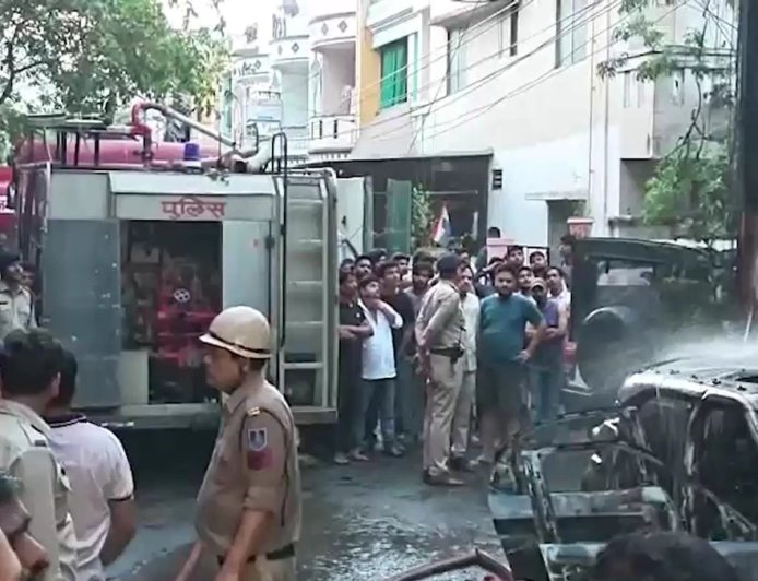 EV कार के चार्जिंग प्वाइंट में हुआ ब्लास्ट, पूरे घर में लग गई आग, 8 लोग जिंदा जले