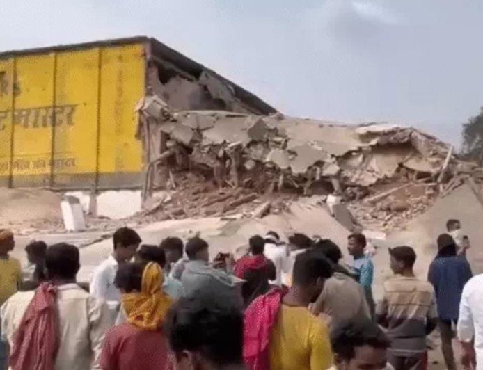 प्रयागराज में पूर्व सपा MLA के कोल्ड स्टोरेज की बिल्डिंग ढही, कई मजदूर दबे, अमोनिया गैस के रिसाव से दहशत