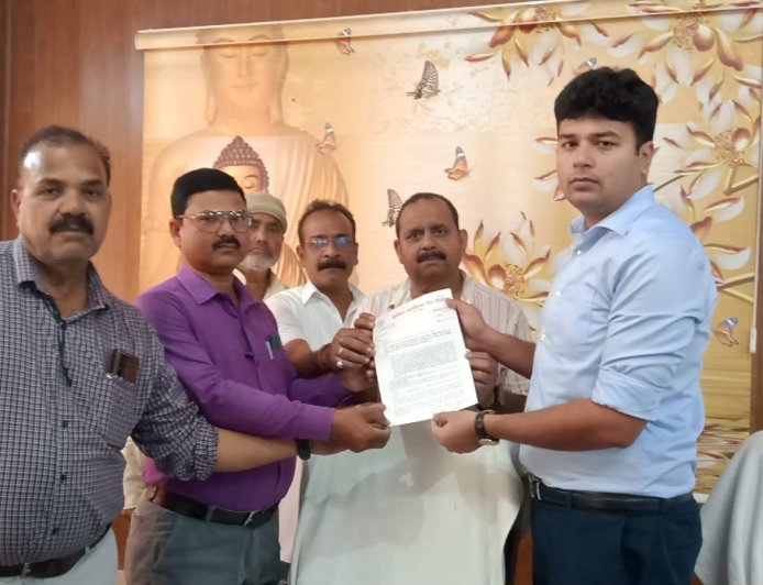 बांसगांव पत्रकार हत्या मामले में कार्रवाई की मांग; पूर्वांचल जर्नलिस्ट प्रेस क्लब ने जिलाधिकारी को सम्बोधित ज्ञापन एसडीएम को सौंपा