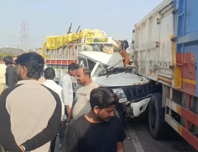 कौशाम्बी में भीषण सड़क हादसा,श्रद्धालुओं की पिकअप गाड़ी ट्रेलर ट्रक से टकराई, 5 महिलाओं समेत 8 की मौत,दो दर्जन