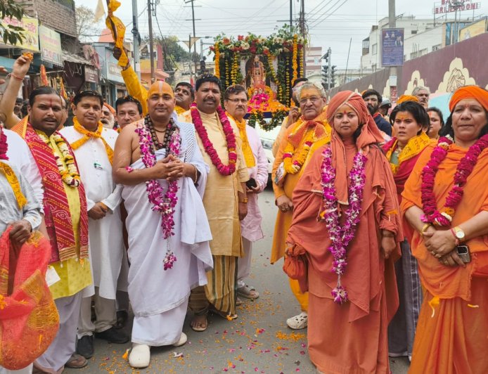 प्रभु श्री राम के अवतरण दिवस पर निकली नगर में शोभायात्रा मे शामिल हुए साधु संत विद्यार्थी एवं भागवत प्रवक्ता