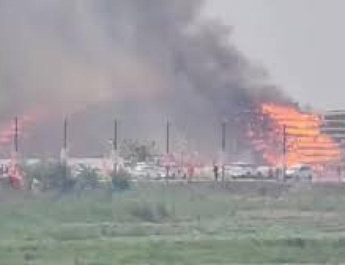 अयोध्या में बड़ा हादसा: परिवहन मंत्री के महायज्ञ पंडाल में लगी भीषण आग; राम मंदिर से महज 800 मीटर दूर मची अफरा-तफरी