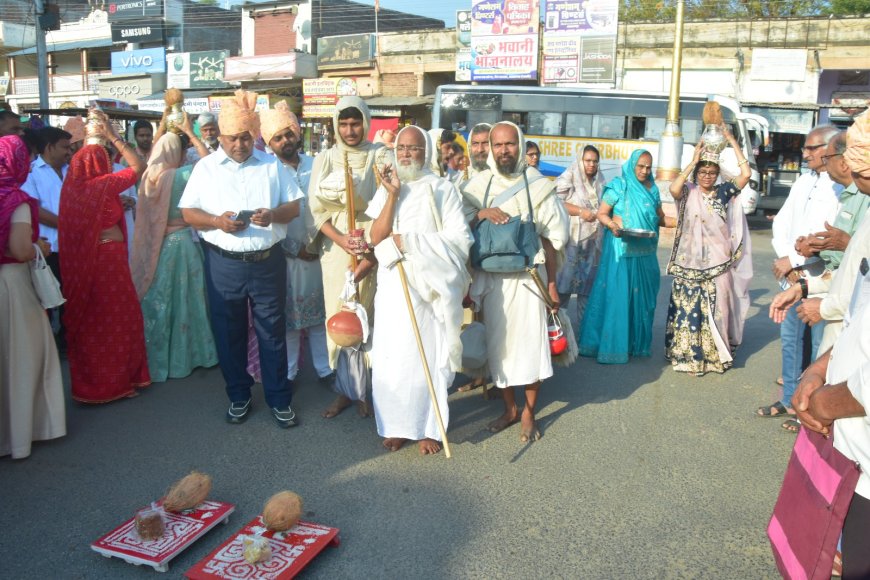 14 साल बाद जन्म भूमि तखतगढ़ में आए आचार्य  रश्मिरत्न सूरीश्वर;  जैन धर्म में संतों के आगमन पर भव्य सामैया फागण फेरी यात्रा निकाली