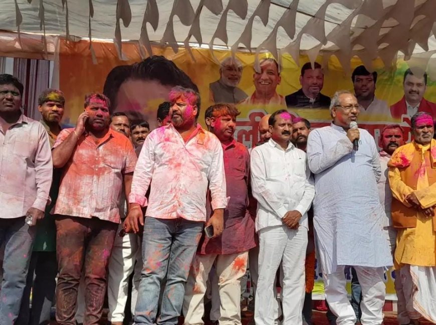 विधायक सरवन निषाद के आवास पर कैबिनेट मंत्री डॉ. संजय निषाद ने खेली सद्भाव की होली