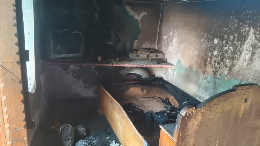 अज्ञात कारणों से आग लगने से  लाखों रुपए का घरेलू सामान जला