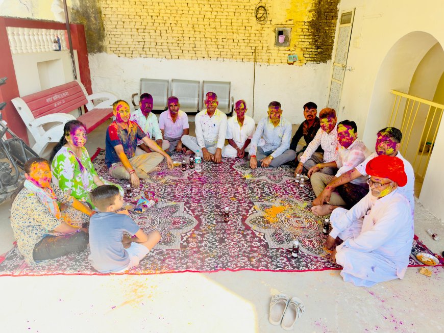 उप तहसील कार्यालय स्टाफ व नगरवासियों ने खेली होली