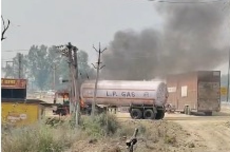 फोरलेन पर चलते टैंकर का टायर फटा, धू-धू कर जली बॉडी; चालक की सूझबूझ से टला बड़ा हादसा, 500 मीटर दूर तक दिखाई दिया धुआं, फायर ब्रिगेड ने पाया काबू