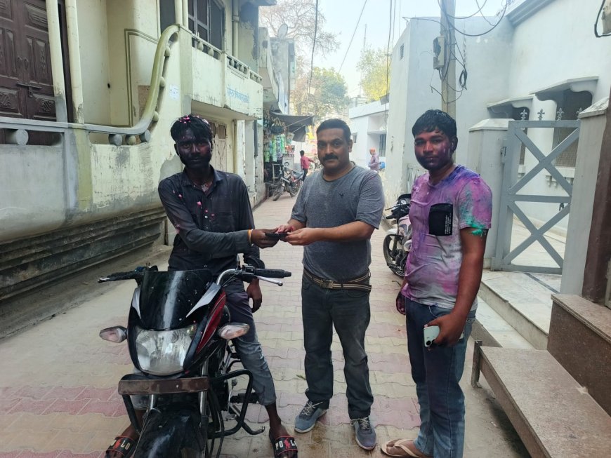 दातागंज में मानवता की मिसाल: नीरज वर्मा ने लौटाया रुपयों से भरा 5G मोबाइल, पेश की ईमानदारी की अनूठी मिसाल