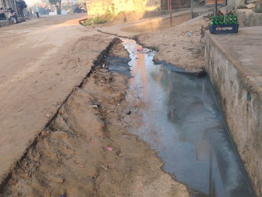 अलावड़ा बस स्टैंड पर नाले जाम:सड़क पर बह रहा गंदा पानी, लोग परेशान