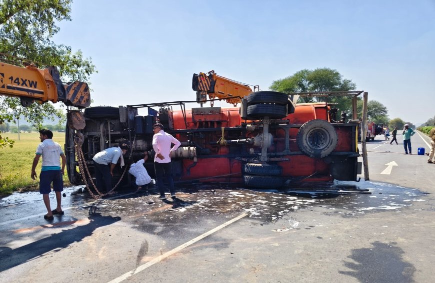 महुवा के पाडली के पास पेट्रोल-डीजल से भरा टैंकर पलटा, बड़ा हादसा टला—हाईवे पर मची अफरा-तफरी, पुलिस ने राजमार्ग को किया वन-वे