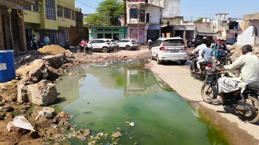 लक्ष्मणगढ़ में अतिक्रमण हटाने के बाद मलबा नहीं हटा:डेढ़ माह से नालियां जाम, लोग परेशान, हादसे का डर