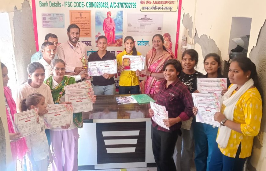 अंतर्राष्ट्रीय महिला दिवस : श्रीकृष्णा शिक्षा एवं ग्रामीण विकास समिति द्वारा बालिकाओं को किया सम्मानित