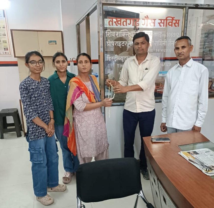 अंतरराष्ट्रीय महिला दिवस, इंडेन गैस एजेंसी मैनेजर दलपत सिंह ने उपभोक्ता कामिनी खटिक का किया सम्मान