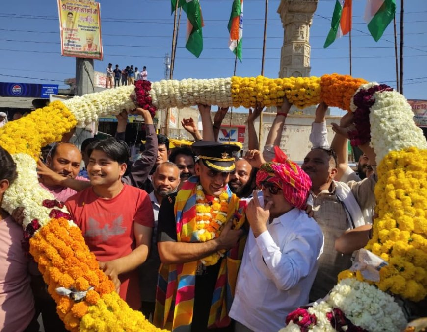 कठूमर में लेफ्टिनेंट चिराग शर्मा का किया भव्य स्वागत; खेरली से ब्रह्मपुरा तसई तक निकाला जुलूस,  ग्रामीणों ने फूल बरसाकर किया स्वागत