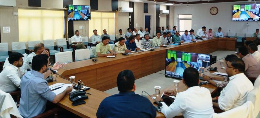 साप्ताहिक समीक्षा बैठक आयोजित;  जनसमस्याओं एवं मूलभूत सुविधाओं के प्रकरणों का समय पर करें निस्तारण-जिला कलक्टर
