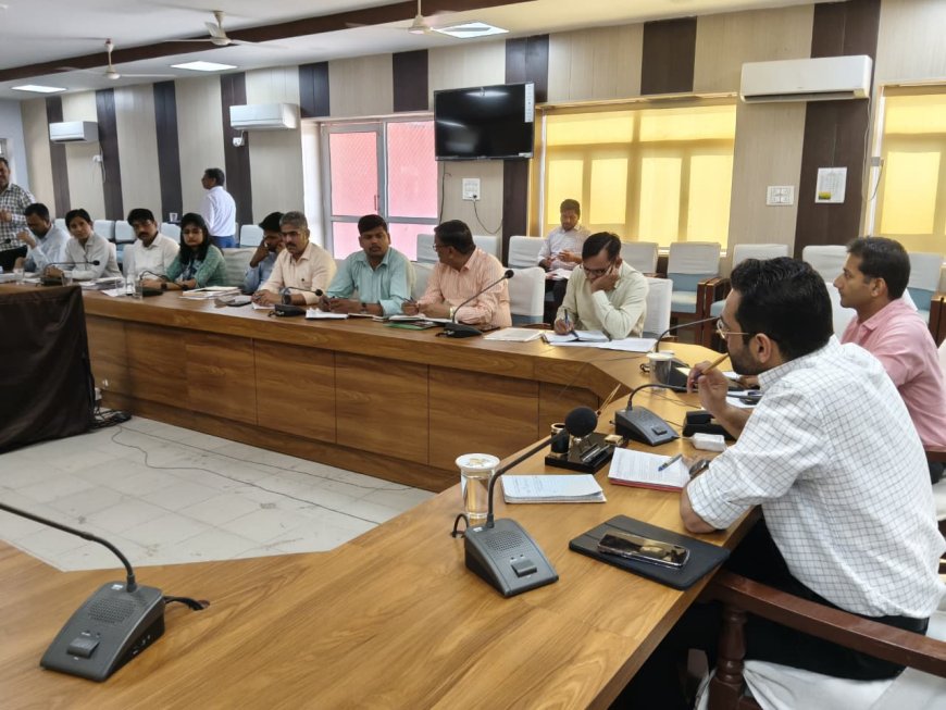 विभिन्न विकास कार्यों की प्रगति की विस्तार कीे समीक्षा बैठक; आयोजित विकास कार्य गुणवत्ता के साथ समय पर पूरें हो- जिला कलक्टर