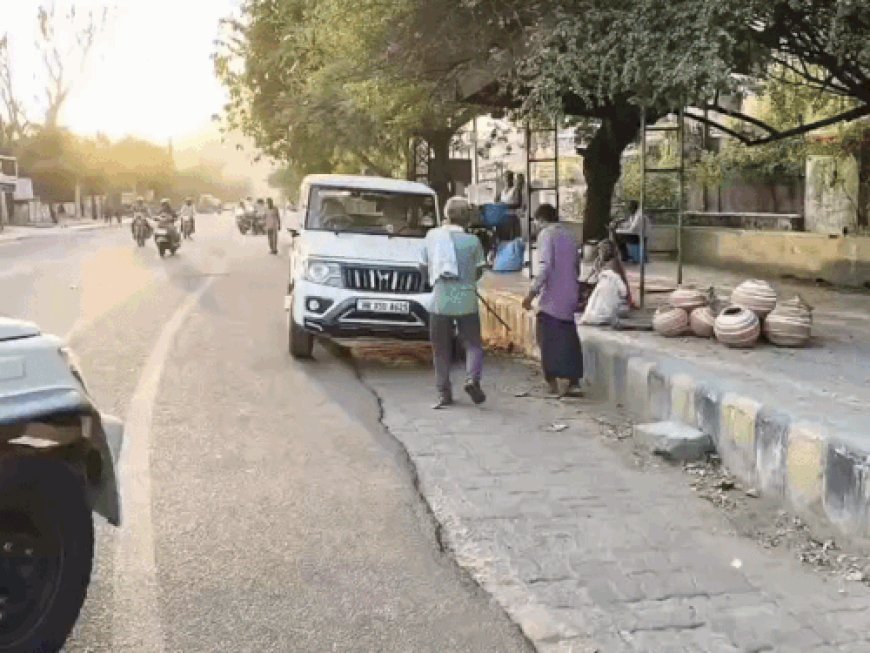दुकान का ताला दिनदहाड़े तोड़ रहे चोर को पकड़ा:पड़ोसियों ने दी मालिक को सूचना, पुलिस ने हिरासत में लिया