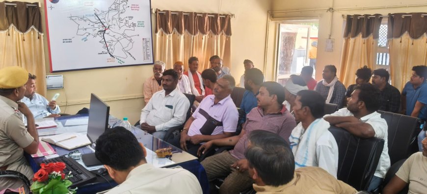 महुवा में यातायात व्यवस्था को लेकर पुलिस सख्त, बस-जीप चालकों व ठेला संचालकों को थाना अधिकारी राजेंद्र मीणा ने दिए आवश्यक दिशा  निर्देश