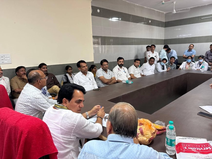 चिकित्सा व्यवस्थाओं को बेहतर बनाने को लेकर विधायक राजेंद्र मीणा ने जिला चिकित्सालय महुवा मैं स्टाफ के साथ ली मीटिंग दिए आवश्यक दिशा निर्देश