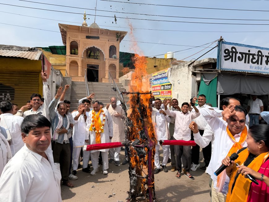 रसोई गैस कीमतों में बढ़ोतरी के विरोध में कांग्रेस का प्रदर्शन, पीएम का पुतला फूंका; केंद्र सरकार की गलत नीतियों के कारण देश में बढ़ रही है महंगाई-  सिंह