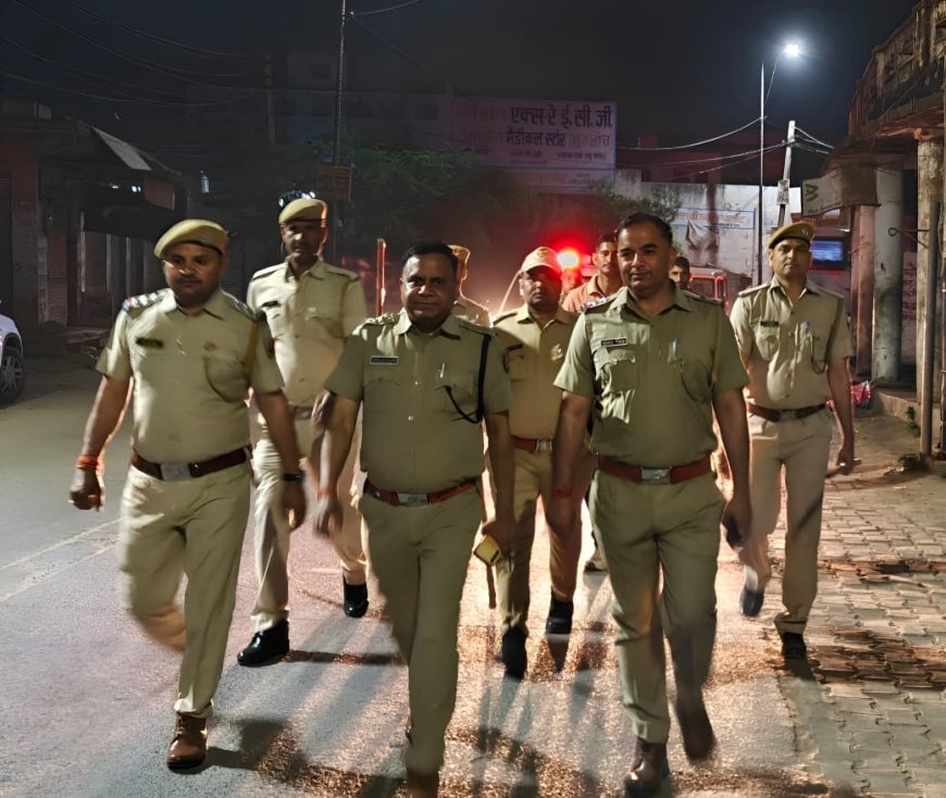 डीग शहर में पुलिस ने फ्लैग मार्च निकालकर लोगों को दिया सुरक्षा का संदेश