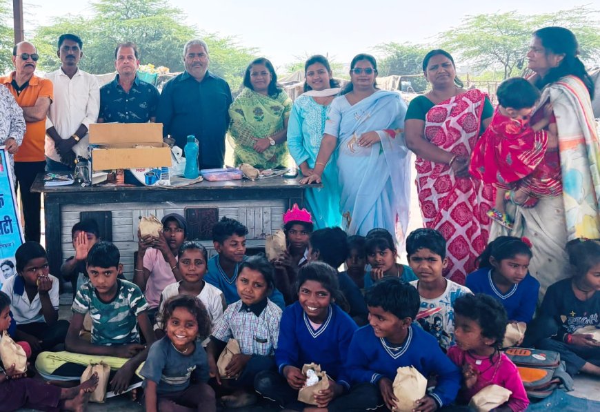 जिला यूनेस्को एसोसिएशन के तत्वावधान में कच्ची बस्ती घूंमतु विद्यालय में बच्चों के साथ मनाया जन्मदिन