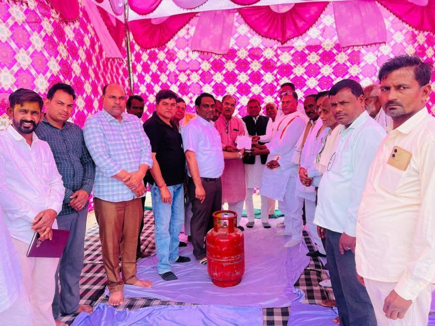 कठूमर में कांग्रेस कार्यकर्ताओं का जोरदार विरोध प्रदर्शन,  गैस सिलेंडर को मंच पर रख जताया विरोध, राष्ट्रपति के नाम सौंपा ज्ञापन