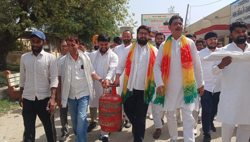 रामगढ़ में गैस सिलेंडर की बढ़ती कीमतों कालाबाजारी के विरोध में कांग्रेस का धरना व विरोध प्रदर्शन; प्रधानमंत्री नरेंद्र मोदी का पुतला फूँक कर की जमकर नारेबाजी