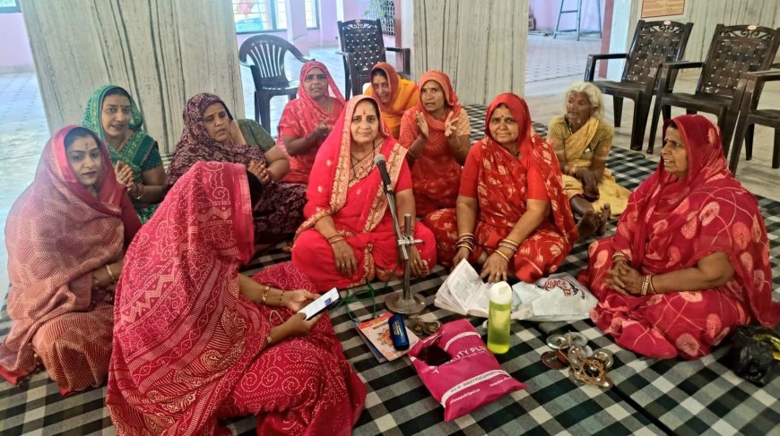 विश्वकर्मा मंदिर में महिलाओं ने भजनों की धुनों पर मनाया फागोत्सव