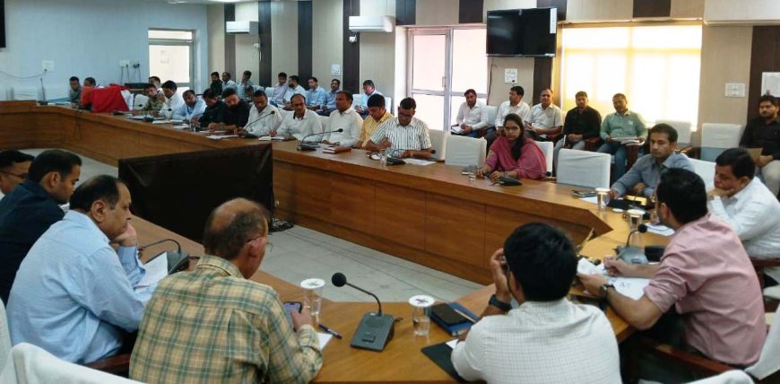 साप्ताहिक समीक्षा बैठक आयोजित, सम्पर्क पोर्टल प्रकरणों के समयबद्ध और गुणवत्तापूर्ण करें निस्तारण-जिला कलक्टर