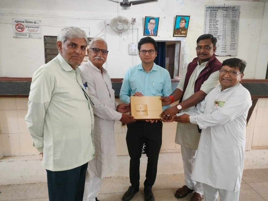 प्रशिक्षु आईएएस भानू शर्मा को विद्या भारती परिचय बुक प्रदान