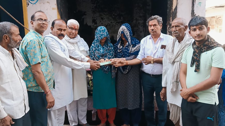 उच्चैन निवासी अग्निकांड पीड़ित चूड़ी दुकानदार को नगद राशि सौंपी