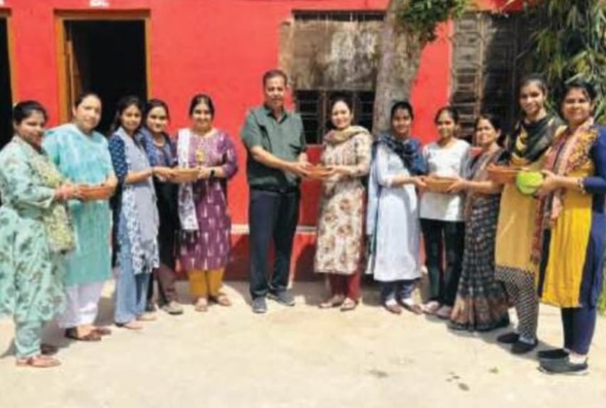 इंदिरा हैप्पी स्कूल में पक्षियों के लिए परिंद लगाए