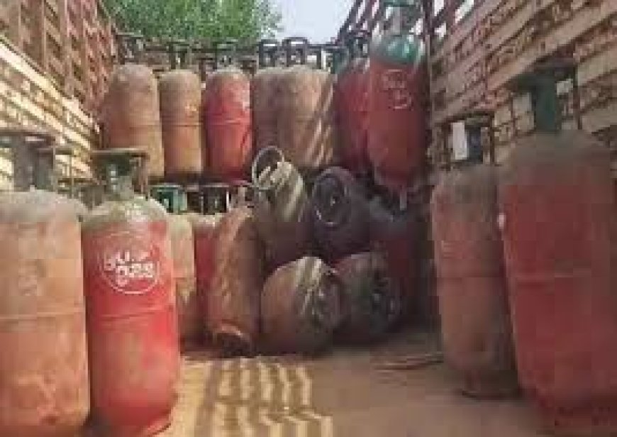 मुखबिर की सूचना पर रसद विभाग ने की कार्रवाई, रामगढ़ के धनखेड़ा में 150 गैस सिलेंडर जब्त, मिला सिलेंडरों का स्टॉक