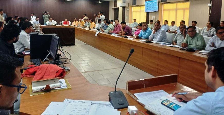 जिला प्रभारी मंत्री ने ली निर्माण कार्यों व मूलभूत सुविधाओं की समीक्षा बैठक