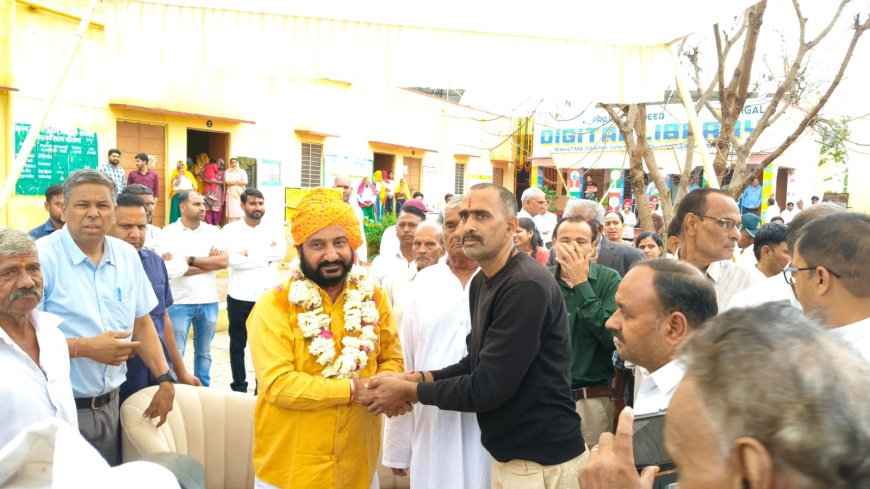 समाजसेवी एडवोकेट राकेश यादव ने अपनी मां की याद में विद्यालय में करवाया कक्षा कक्ष व बरामदे का निर्माण