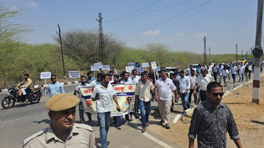 जैसलमेर में पत्रकारों का महाप्रदर्शन;  कलेक्टर के खिलाफ सड़क पर उतरे प्रदेश भर के पत्रकार, कलेक्टर प्रताप सिंह नाथावत के बर्खास्तगी की उठाई मांग
