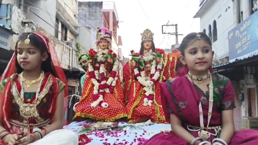 राजगढ़ कस्बे मे बैंड बाजे के साथ ईशर गणगौर की सवारी निकाली